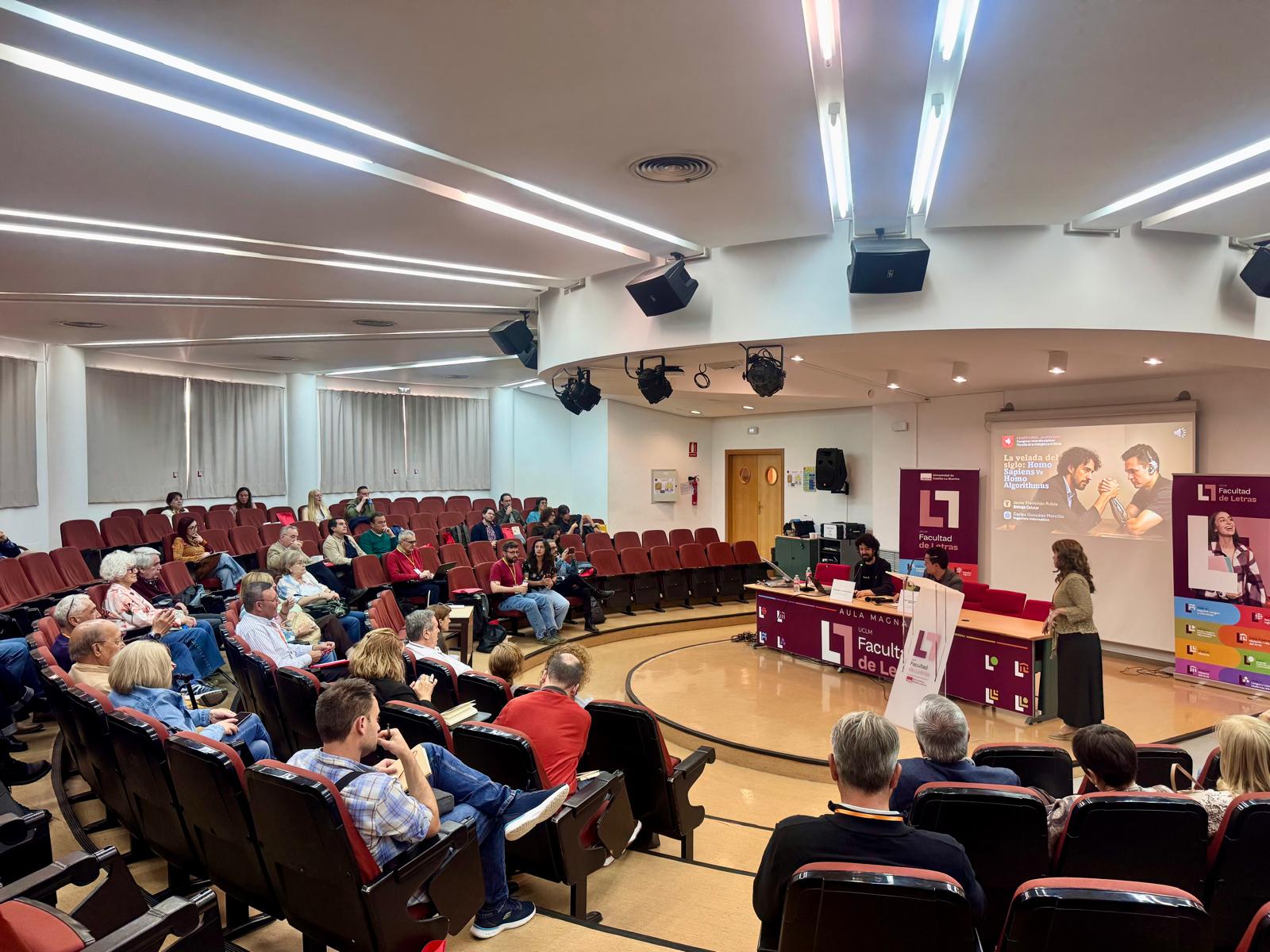 Vista del Aula Magna durante una sesión del Congreso de Filosofía de la Inteligencia Artificial